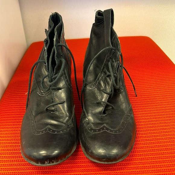 Black lace up booties. Arnold Churgin. Super soft leather. - Picture 1 of 7